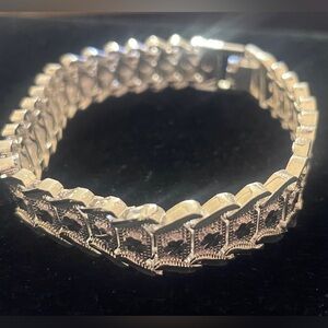 Gorgeous silver thick heavy bracelet size 7.5” beautiful cool design. ❤️…